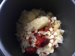 7、莲蓉百合红枣枸杞银耳汤,老冰糖放入电压锅里。