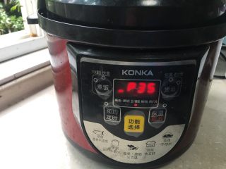 9、莲蓉百合红枣枸杞银耳汤,电压锅设置在“豆/蹄筋”功能键下煨制35分钟左右时间，跳闸后，再焖20分钟即可食用。