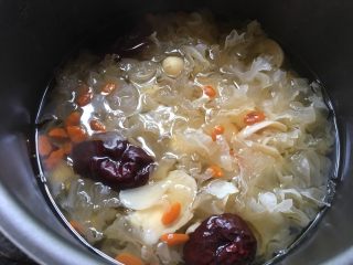 10、莲蓉百合红枣枸杞银耳汤,煲熟的银耳汤汁浓稠成糊状、不分层。