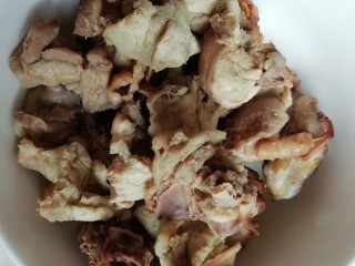 1、黄芪当归鸡汤,把鸡肉过水备用。