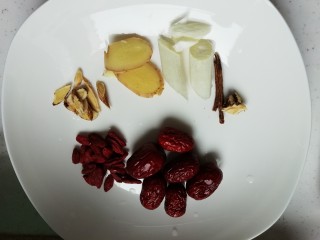 2、黄芪当归鸡汤,准备好其它材料。