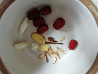 3、黄芪当归鸡汤,把除了枸杞以外的材料放入砂锅。