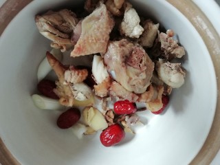 4、黄芪当归鸡汤,把鸡肉也放入。