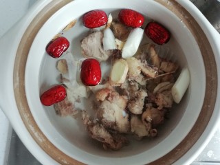 5、黄芪当归鸡汤,倒入3倍的水。