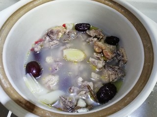 6、黄芪当归鸡汤,大火烧开后小火慢炖1小时左右。