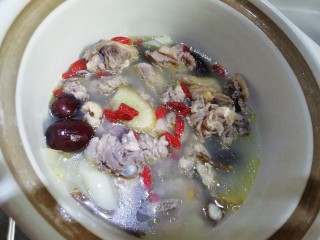 7、黄芪当归鸡汤,放入枸杞。