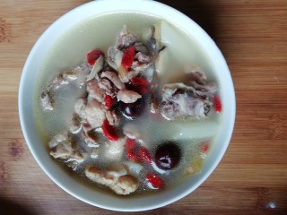 8、黄芪当归鸡汤,好了，吃时放入少量盐。