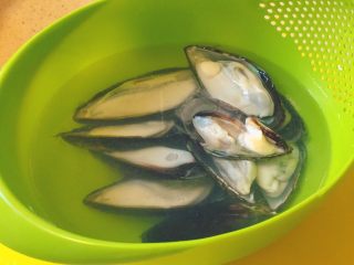 2、暖心汤系列★椰汁青口汤,青口用水洗净干净。