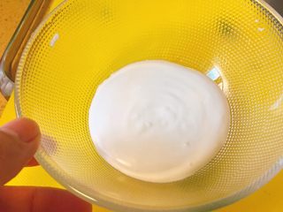 4、暖心汤系列★椰汁青口汤,首先我们把椰浆倒到一个碗里。