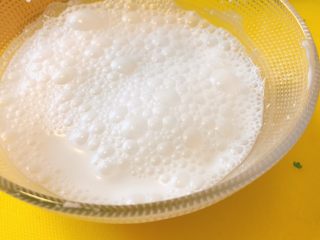 5、暖心汤系列★椰汁青口汤,用温水稀释一下，搅拌均匀。