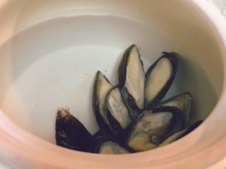 12、暖心汤系列★椰汁青口汤,然后把青口放进去。