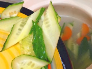 17、暖心汤系列★椰汁青口汤,然后下黄瓜片，继续煮2分钟左右。出锅前，放6g左右的鸡精，再尝尝味道。如果不够咸，再加一点盐。就可以了！