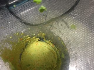 2、宝宝辅食～青豆鸡蛋三明治,青豆去皮和胡萝卜、奶酪一起打成泥状，比较干不好打的时候放一些牛奶（少到，一点点的加。也可以加冲好的奶粉也可以）