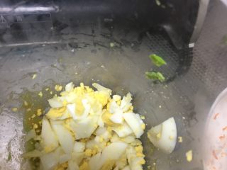 3、宝宝辅食～青豆鸡蛋三明治,鸡蛋切碎，放入料理机继续打匀。
