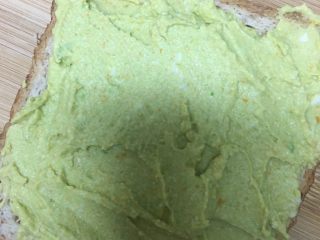 5、宝宝辅食～青豆鸡蛋三明治,涂抹在面包片上
