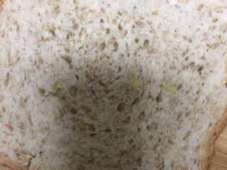 6、宝宝辅食～青豆鸡蛋三明治,盖上一层，去边，切块。