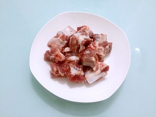 1、冬瓜玉米排骨汤,排骨斩成小块洗净备用
