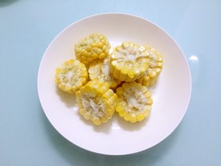 2、冬瓜玉米排骨汤,玉米切成小块洗净备用