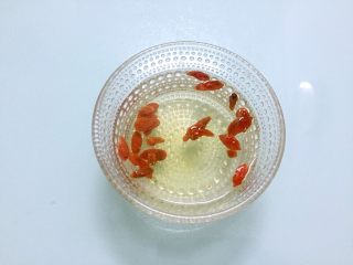 3、冬瓜玉米排骨汤,枸杞加水浸泡备用