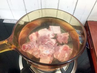 4、冬瓜玉米排骨汤,冷水下锅，放入排骨