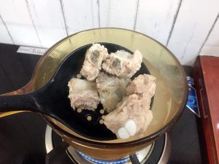 7、冬瓜玉米排骨汤,再捞出排骨沥干水份备用