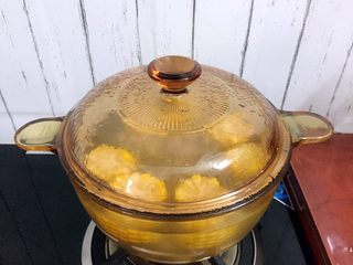 11、冬瓜玉米排骨汤,转小火炖煮一小时