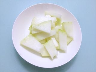 12、冬瓜玉米排骨汤,冬瓜去皮洗净切成小块备用