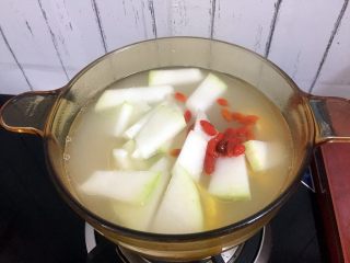 13、冬瓜玉米排骨汤,加入冬瓜和枸杞