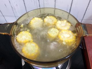 10、冬瓜玉米排骨汤,大火烧开