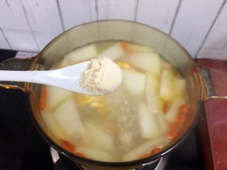 15、冬瓜玉米排骨汤,加入鸡精