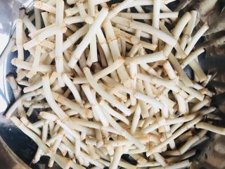 2、????☘️鱼腥草????拌黄瓜????????,2、把鱼腥草的须须去除 然后折成小段 洗净备用