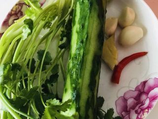 3、????☘️鱼腥草????拌黄瓜????????,3、准备一个黄瓜????大蒜 生姜 小米辣 香菜 小葱