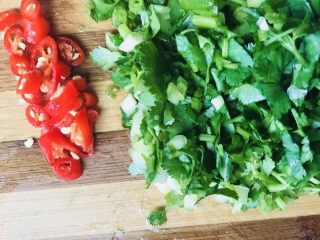 4、????☘️鱼腥草????拌黄瓜????????,4、小米辣切成小段 香菜 小葱切成小段备用