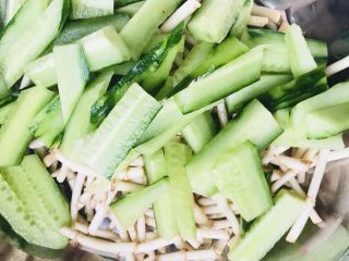 6、????☘️鱼腥草????拌黄瓜????????,6、接着吧黄瓜????放入刚刚洗干净的鱼腥草里面