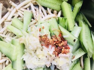 7、????☘️鱼腥草????拌黄瓜????????,8、加入少许盐 白糖 辣椒粉 和刚刚捣碎的生姜和大蒜