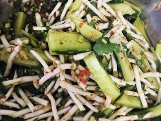 9、????☘️鱼腥草????拌黄瓜????????,9、吧黄瓜????和鱼腥草一起搅拌均匀（如果是夏天吃就放冰箱冷藏15分钟左右在吃味道更佳 现在就不用冷藏 拌匀后放15分钟就可以吃）