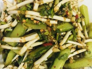 10、????☘️鱼腥草????拌黄瓜????????,10、最后放入盘子里就可以吃了 味道非常不错哟