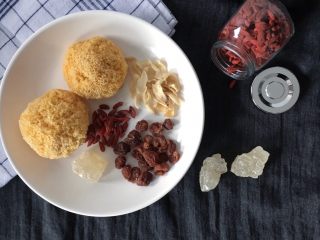 1、养颜银耳羹,食材准备:雪耳2朵 桂圆/百合/枸杞适量 黄冰糖2~3粒