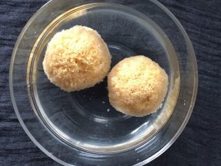 2、养颜银耳羹,食材处理: 雪耳提前半个小时泡发