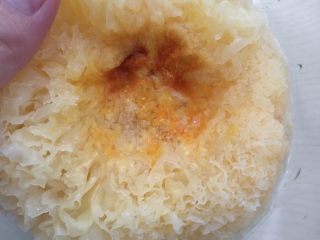 4、养颜银耳羹,将泡发好的雪耳稍微清洗干净