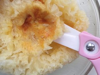 5、养颜银耳羹,用剪刀将黄黄的蒂部分剪掉不能食用