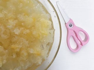 7、养颜银耳羹,继续泡10分钟左右