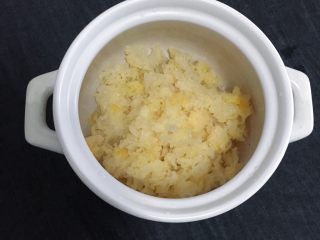 8、养颜银耳羹,将泡好的雪耳碎放进砂锅(熬银耳羹之类的最好用瓷锅或者砂锅 也可以用不锈钢锅 尽量不要使用铁锅 以免铁离子与其中的成分发生化学反应影响疗效)