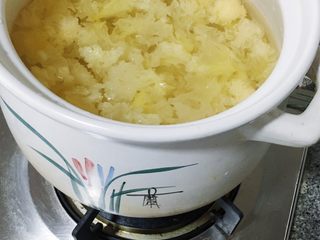 10、养颜银耳羹,大火先将雪耳煮沸