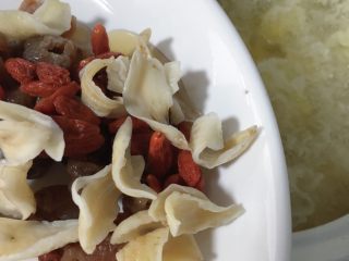 11、养颜银耳羹,加入泡好的桂圆/百合/枸杞