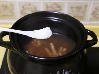 12、红枣花生凤爪汤,加入适量盐调味，继续煮5分钟即可关火