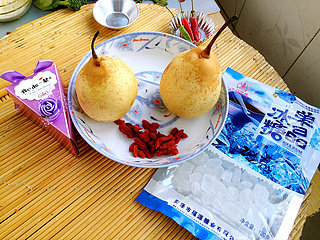 1、冰糖雪梨,将雪梨、冰糖、枸杞准备好!备用