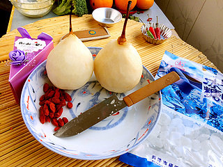 2、冰糖雪梨,两个鸭梨去皮,白白地两个大鸭梨,出个谜语:一颗树上长两梨,小孩看到真着急,你猜猜是什么,嘻嘻!亲,你猜到了么,雪白雪白地,嘻嘻!小清新、小邪恶