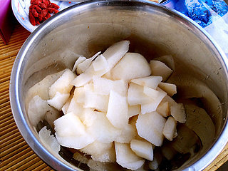 3、冰糖雪梨,将鸭梨切成小块放到干净的盆子中来