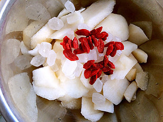 4、冰糖雪梨,放入新疆大枸杞,这可是我从新疆千里迢迢背到大东北来的啊,放入冰糖!自己根据喜好决定最终的量